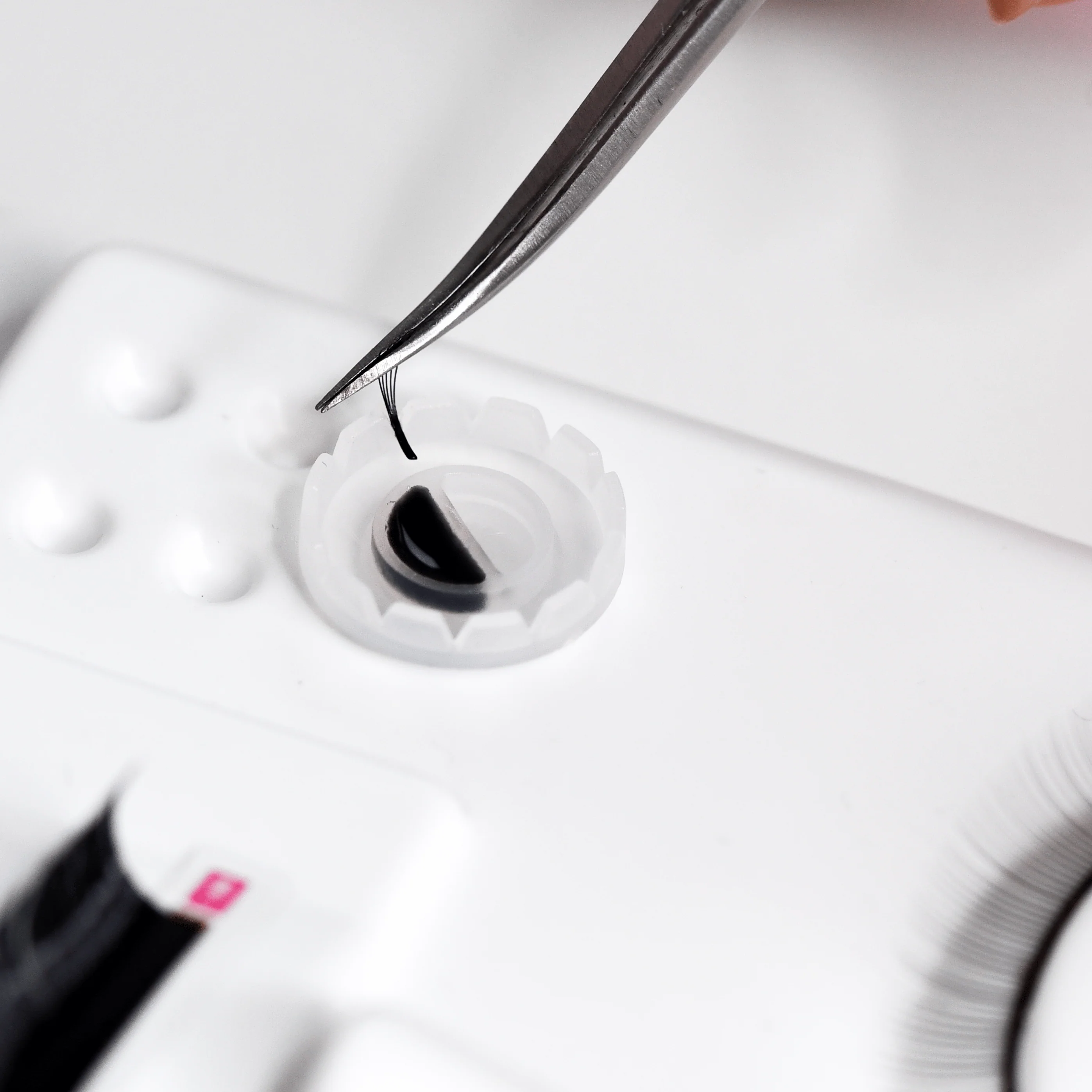 Helpful Lash Fan Adhesive Cups - Image 3